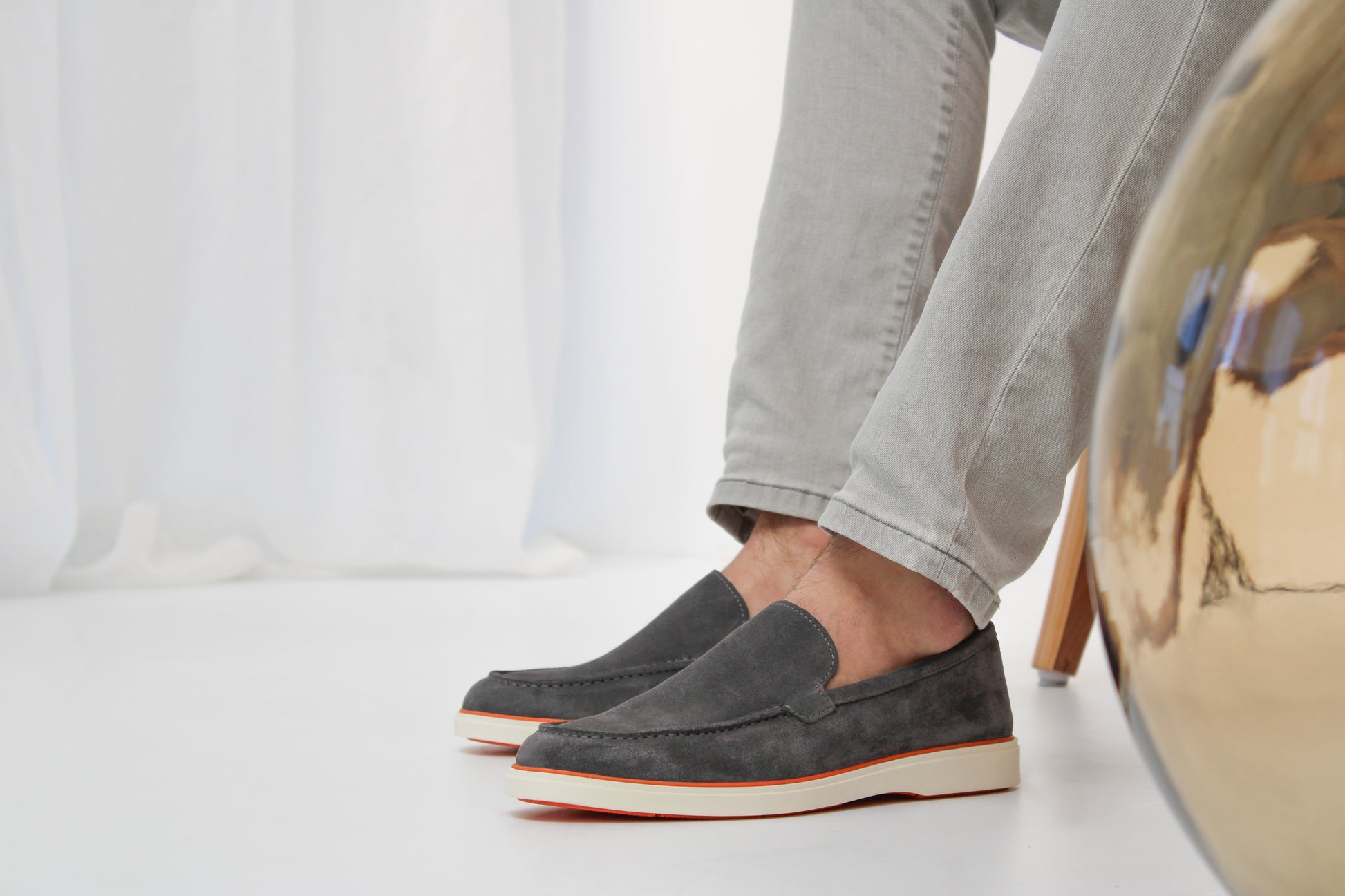 Heritage Suède Loafer Grijs – gestyled op een marmeren oppervlak met accessoires.