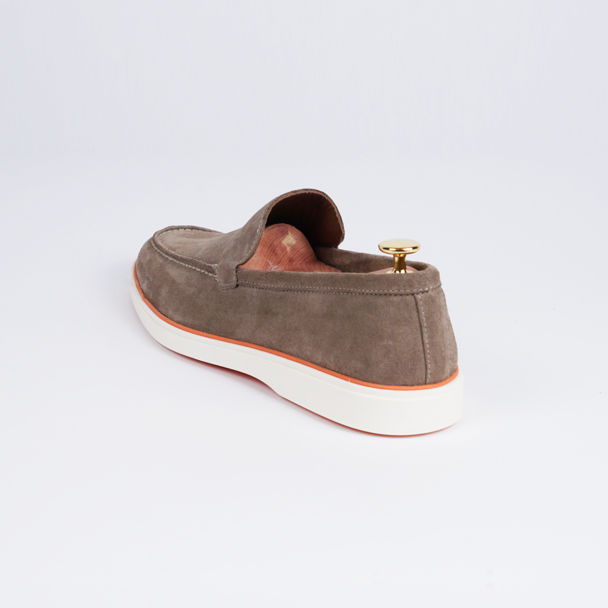 Handgemaakte suède loafer in beige – tijdloos en veelzijdig.