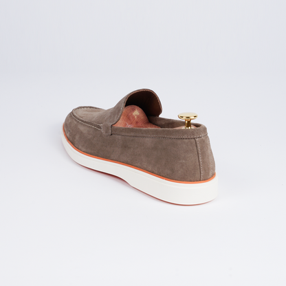 Handgemaakte suède loafer in beige – tijdloos en veelzijdig.