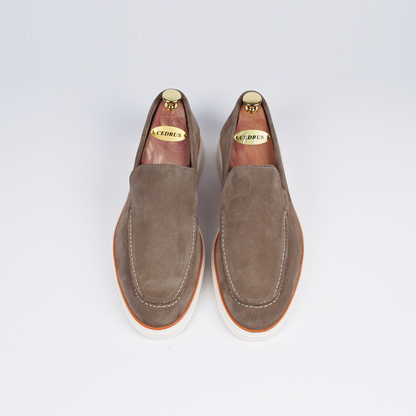 Close-up van de neus van de beige loafer, met fijn handwerk en elegant design.