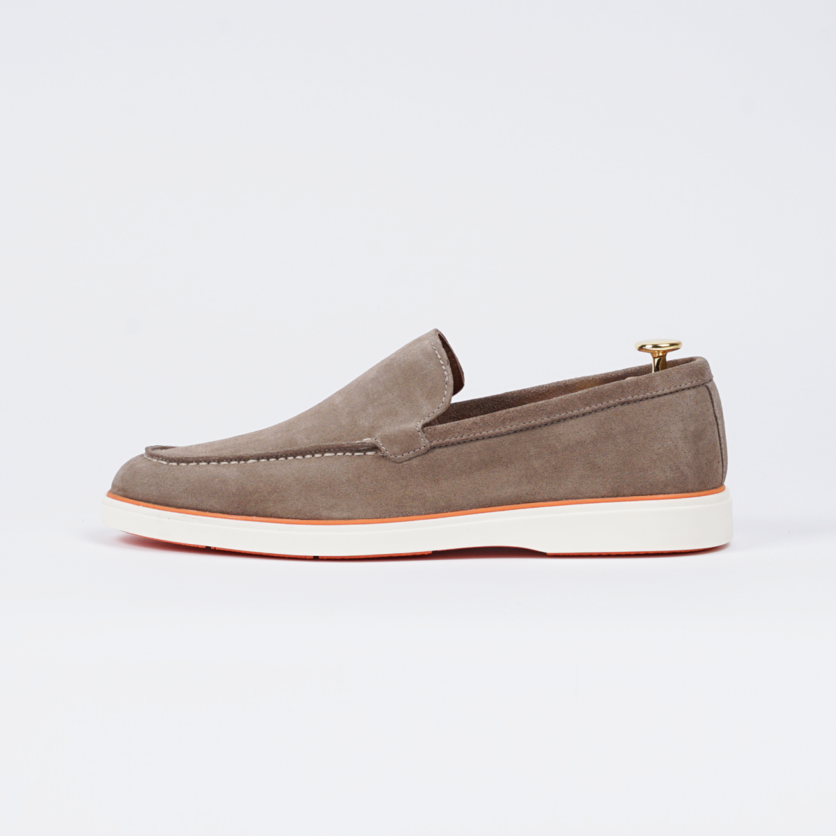 Zijaanzicht van de beige suède loafer, handgemaakt met premium materialen.