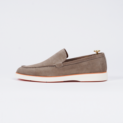 Zijaanzicht van de beige suède loafer, handgemaakt met premium materialen.