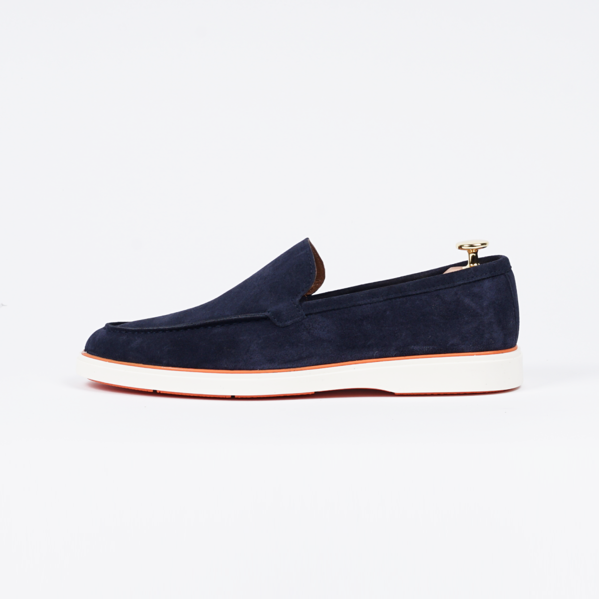 Zijaanzicht van de blauwe suède loafer – premium herenschoenen voor elke gelegenheid.