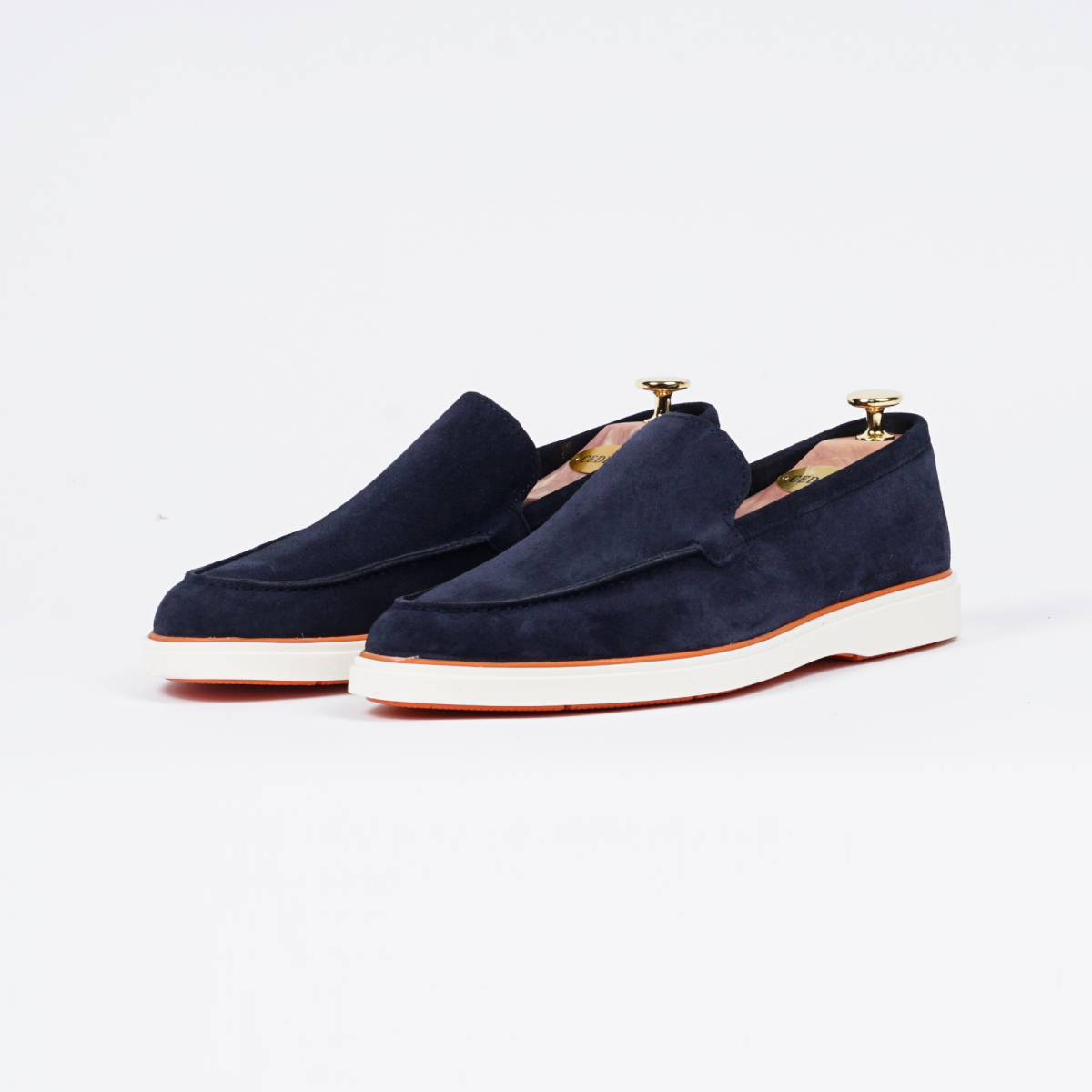 Heritage Suède Loafer Blauw – Vooraanzicht van elegante, handgemaakte loafers.