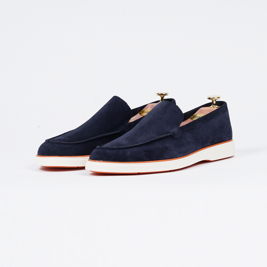 Heritage Suède Loafer Blauw – Vooraanzicht van elegante, handgemaakte loafers.
