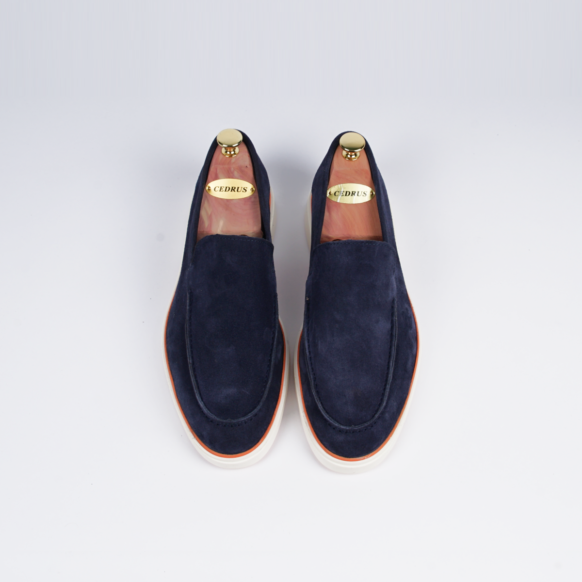 Handgemaakte blauwe suède loafer – elegantie en comfort in één.