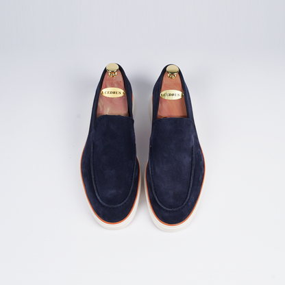 Handgemaakte blauwe suède loafer – elegantie en comfort in één.