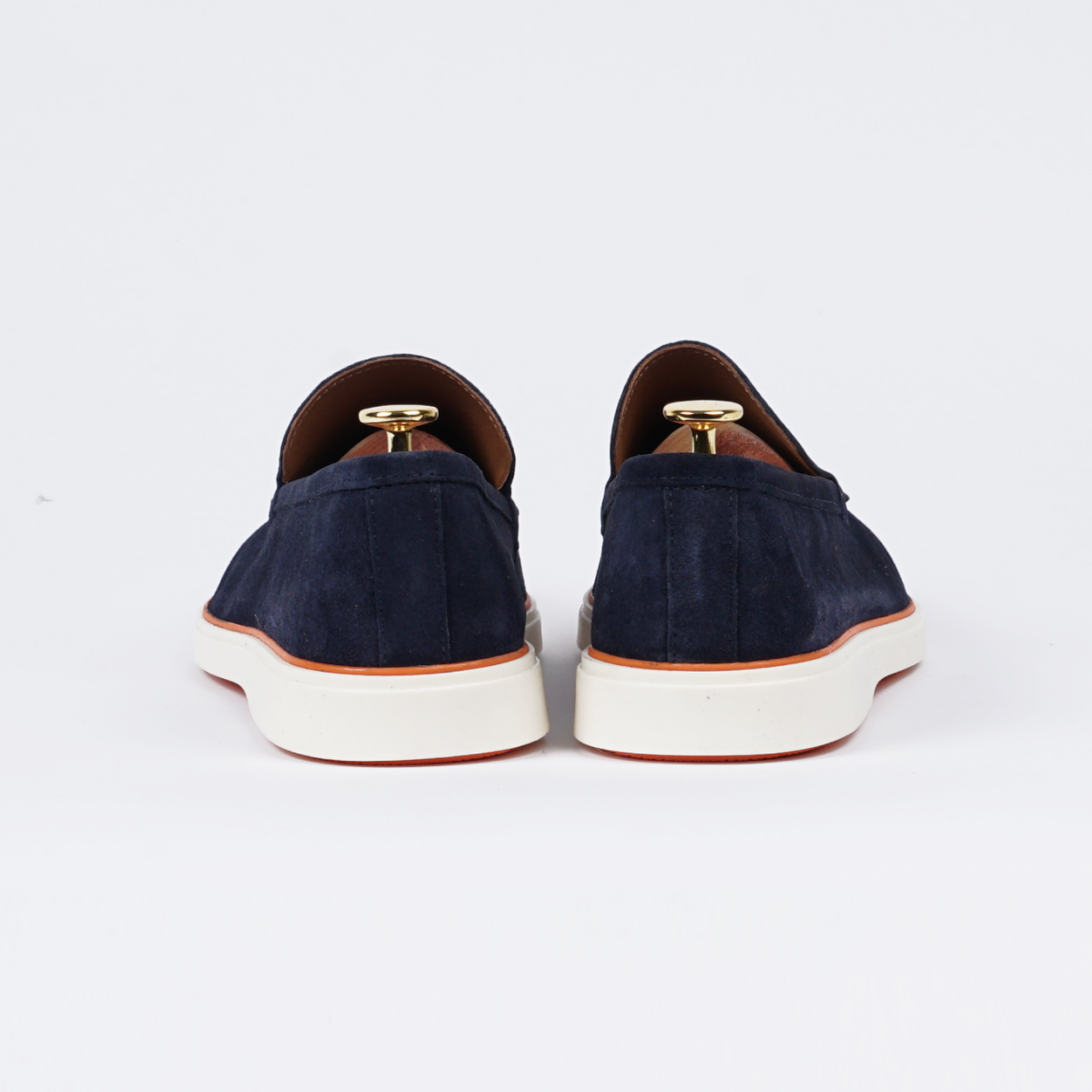 Close-up van de hiel van de blauwe loafer, met oog voor detail.