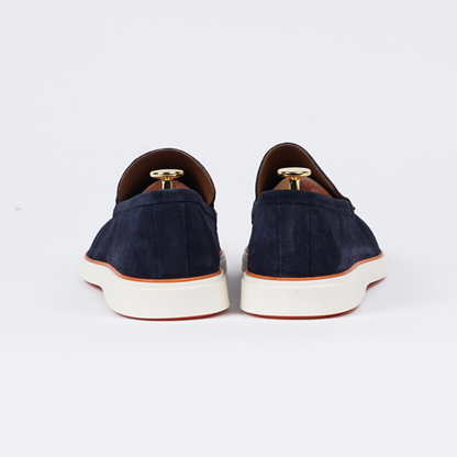Close-up van de hiel van de blauwe loafer, met oog voor detail.