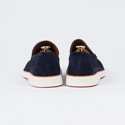 Close-up van de hiel van de blauwe loafer, met oog voor detail.