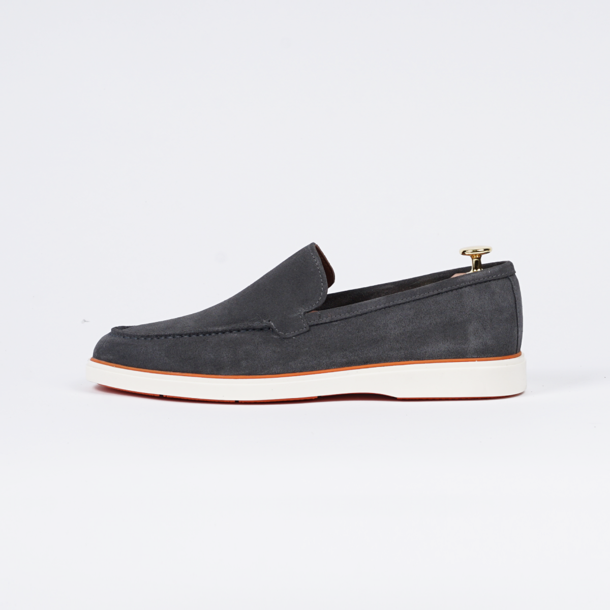 Zijaanzicht van de grijze suède loafer, gemaakt van premium materialen.