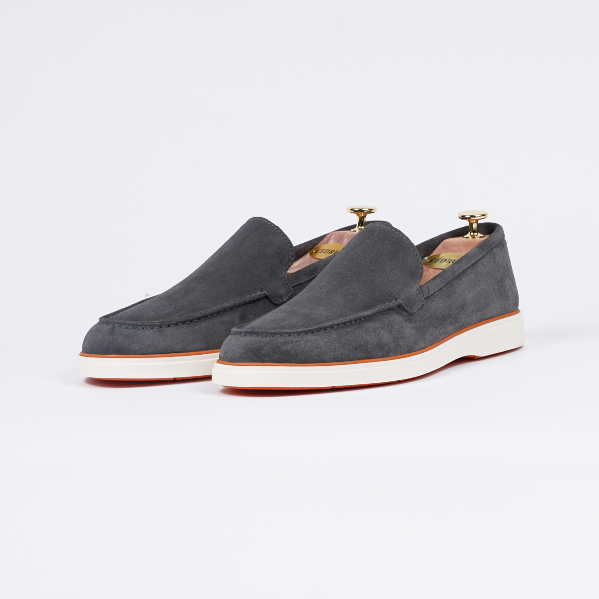 Heritage Suède Loafer Grijs – handgemaakte, luxe herenschoen met een tijdloos design.
