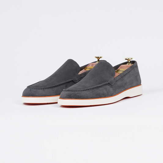 Heritage Suède Loafer Grijs – handgemaakte, luxe herenschoen met een tijdloos design.