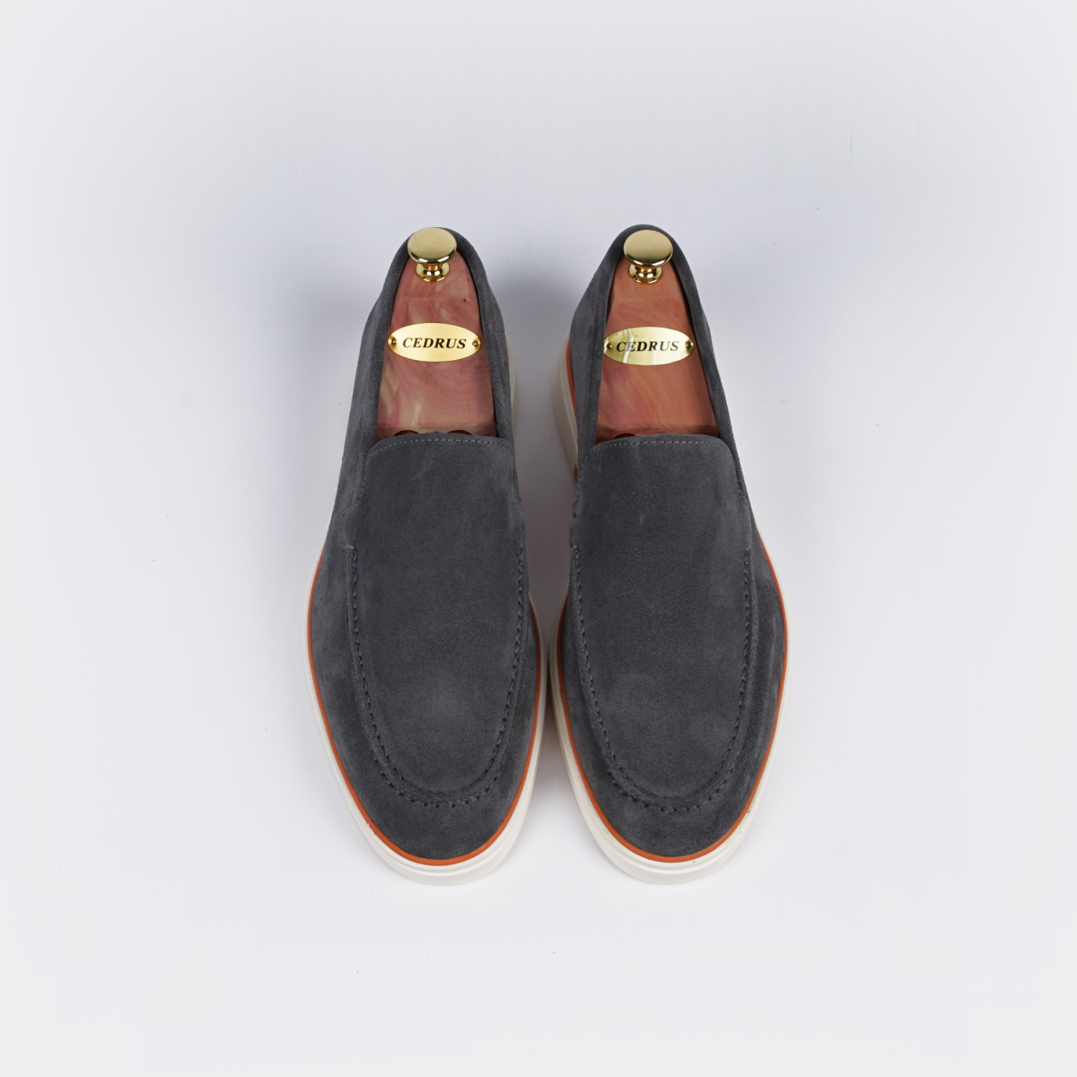 Close-up van de neus van de grijze loafer – subtiele afwerking en premium look.