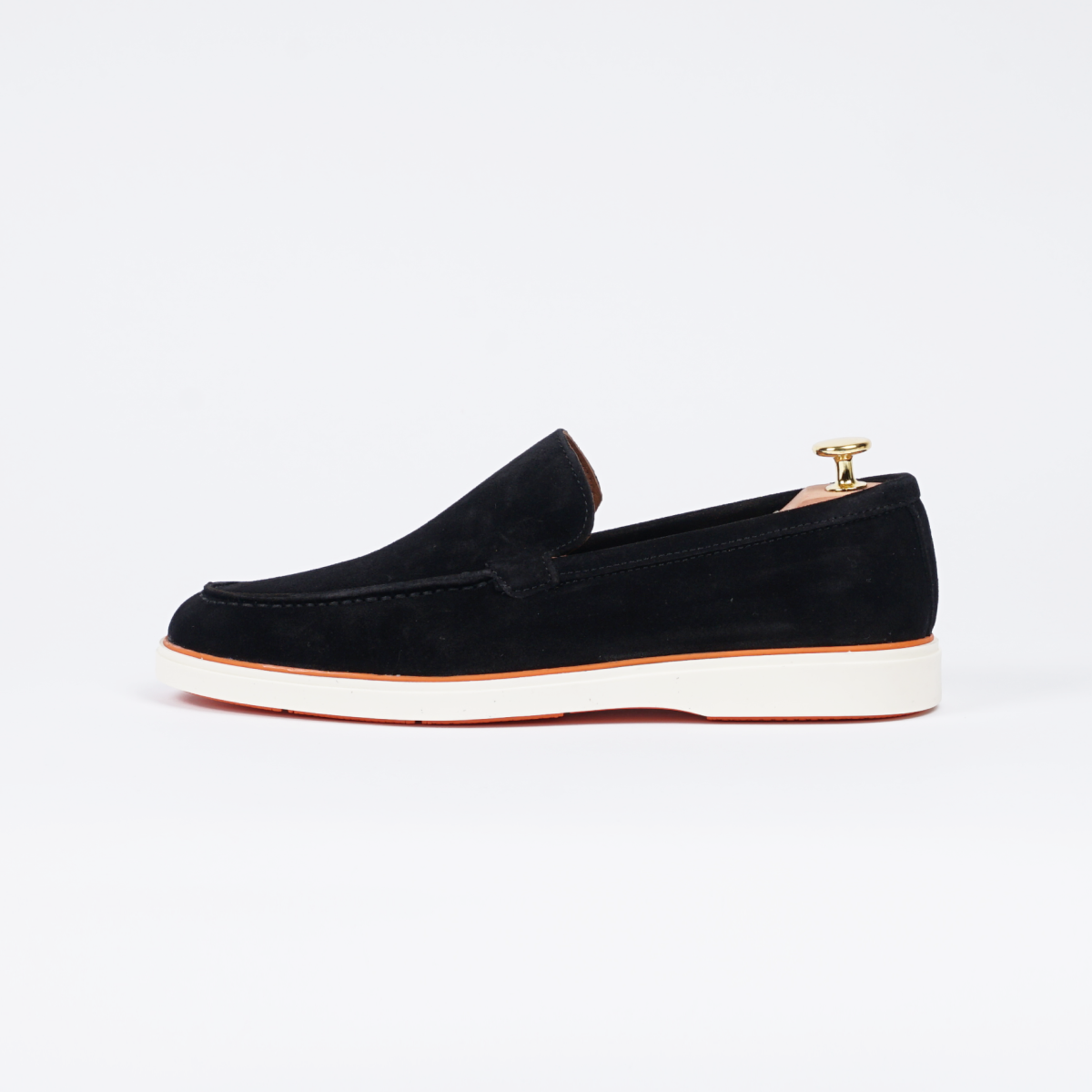 Zijaanzicht van de zwarte suède loafer – tijdloos en elegant.