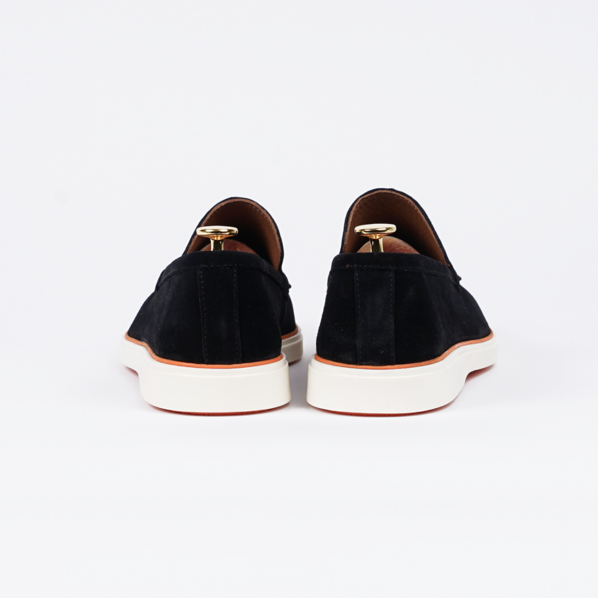 Close-up van de hiel van de zwarte loafer, met een subtiele afwerking.